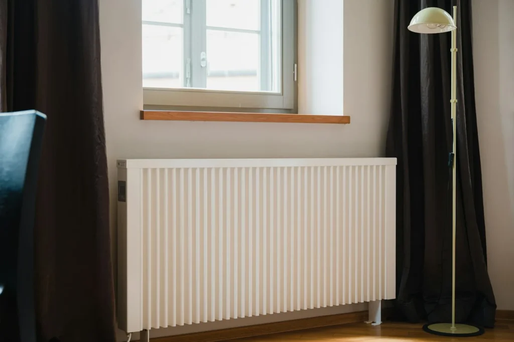 Salonda pencere altına monte panel radyatör